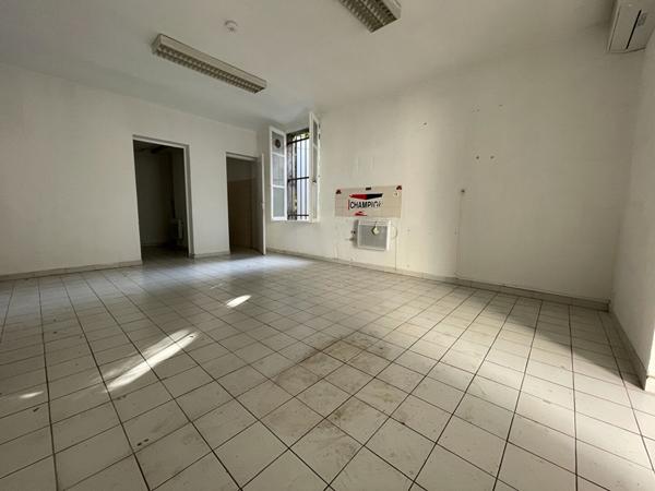 MARSEILLE 12eme. BEAUMONT CENTRE. LOCAL 38 M² AVEC VITRINE