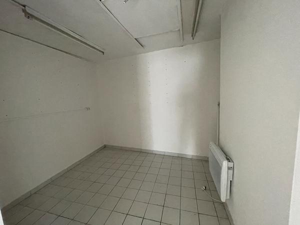 MARSEILLE 12eme. BEAUMONT CENTRE. LOCAL 38 M² AVEC VITRINE