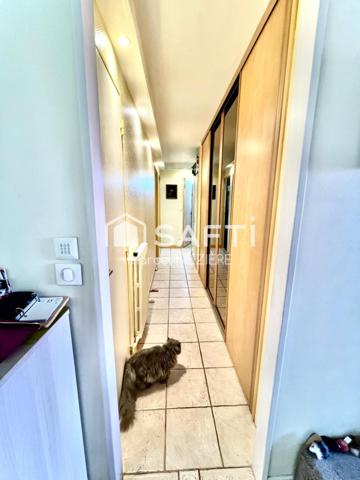 Bel appartement lumineux, refait avec des matériaux de qualité.