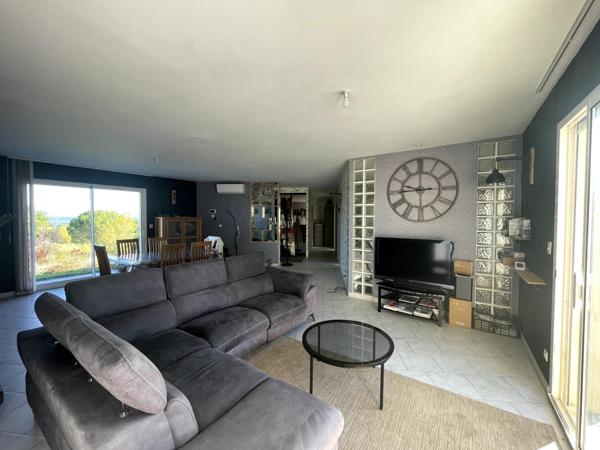 Maison lumineuse avec piscine et grand terrain