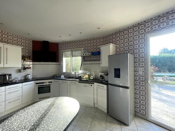 Maison lumineuse avec piscine et grand terrain