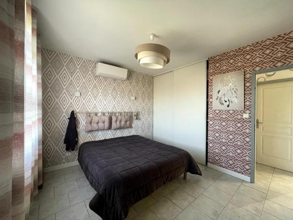 Maison lumineuse avec piscine et grand terrain