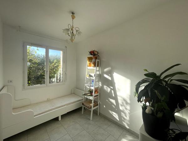 Maison lumineuse avec piscine et grand terrain