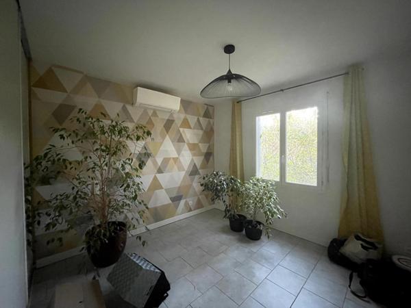 Maison lumineuse avec piscine et grand terrain