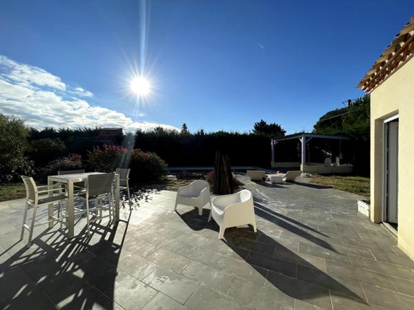 Maison lumineuse avec piscine et grand terrain
