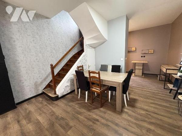 Maison  proche du centre-ville comprenant au rez-de-chaussée : une entrée, un séjour, une cuisi...