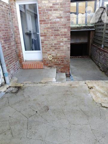 Maison  proche du centre-ville comprenant au rez-de-chaussée : une entrée, un séjour, une cuisi...