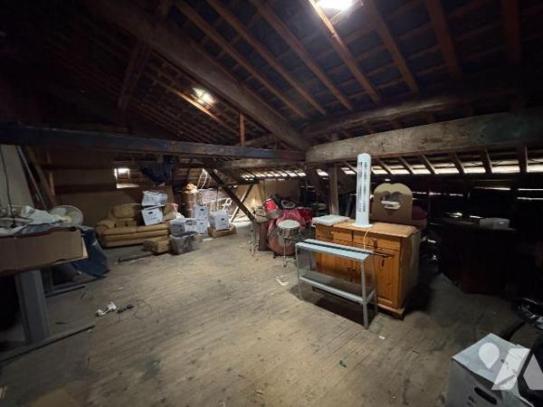 Maison  proche du centre-ville comprenant au rez-de-chaussée : une entrée, un séjour, une cuisi...