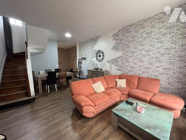 Maison  proche du centre-ville comprenant au rez-de-chaussée : une entrée, un séjour, une cuisi...