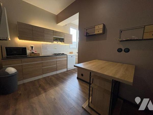 Maison  proche du centre-ville comprenant au rez-de-chaussée : une entrée, un séjour, une cuisi...