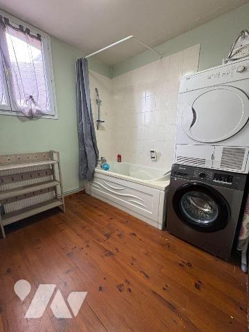 Maison  proche du centre-ville comprenant au rez-de-chaussée : une entrée, un séjour, une cuisi...