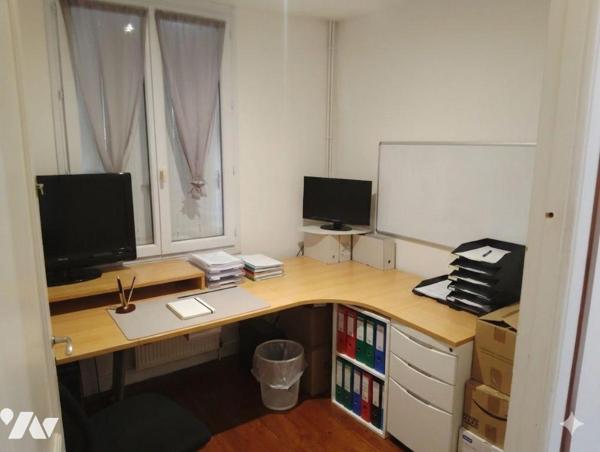 Maison  proche du centre-ville comprenant au rez-de-chaussée : une entrée, un séjour, une cuisi...