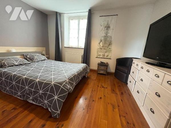 Maison  proche du centre-ville comprenant au rez-de-chaussée : une entrée, un séjour, une cuisi...