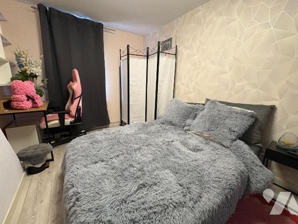 Maison  proche du centre-ville comprenant au rez-de-chaussée : une entrée, un séjour, une cuisi...