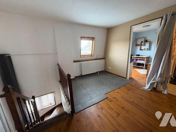 Maison  proche du centre-ville comprenant au rez-de-chaussée : une entrée, un séjour, une cuisi...