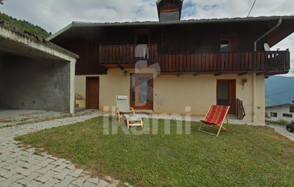 Maison mitoyenne avec cave, garage et jardin