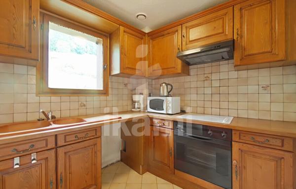 Maison mitoyenne avec cave, garage et jardin