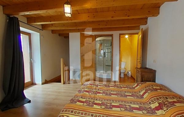 Maison mitoyenne avec cave, garage et jardin