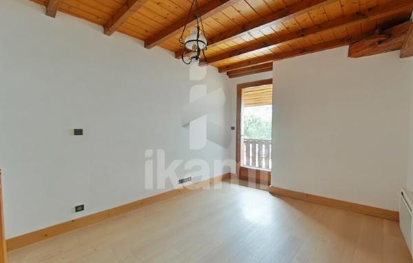 Maison mitoyenne avec cave, garage et jardin