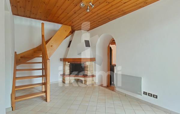 Maison mitoyenne avec cave, garage et jardin