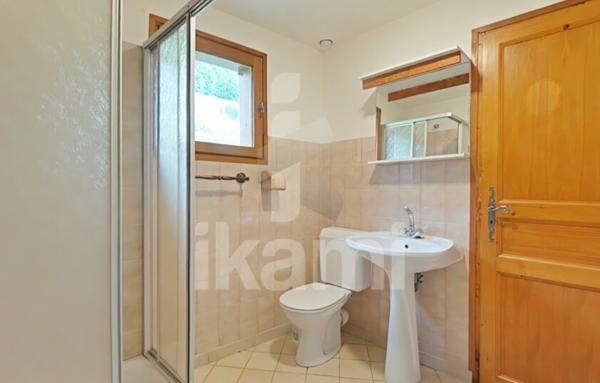 Maison mitoyenne avec cave, garage et jardin