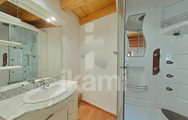 Maison mitoyenne avec cave, garage et jardin