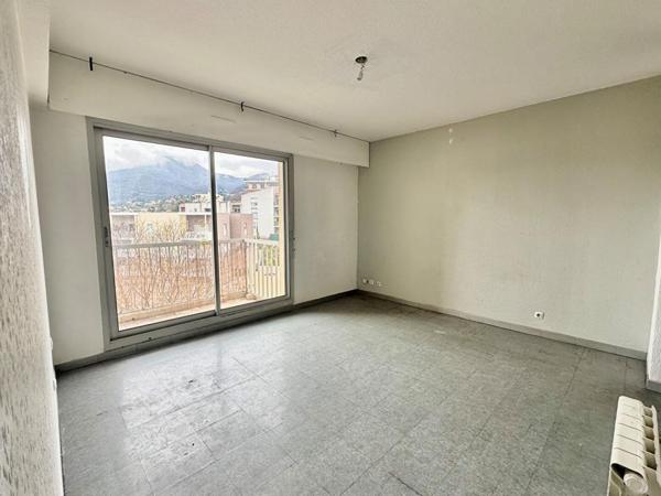 Appartement Vence 2 pièces 40m2 à rénover, avec balcon et cave