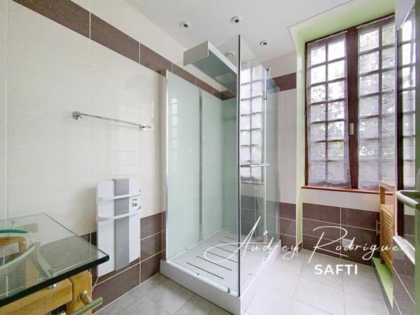 Maison familiale avec jardin et dépendances