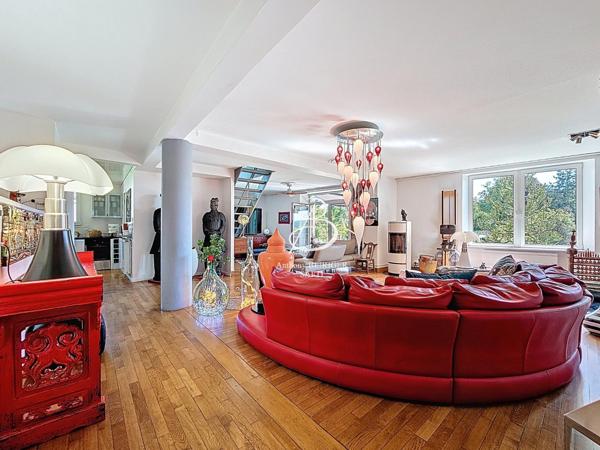 Maison d'exception d'env. 280 m2 proche commodités.