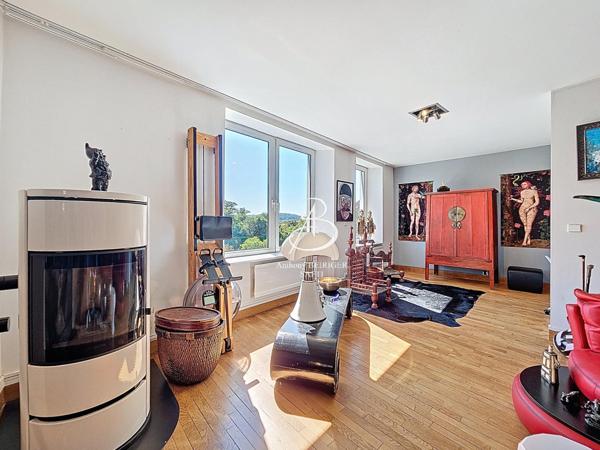 Maison d'exception d'env. 280 m2 proche commodités.