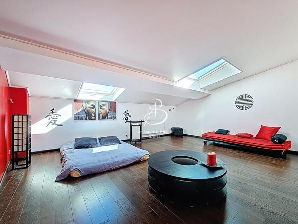 Maison d'exception d'env. 280 m2 proche commodités.