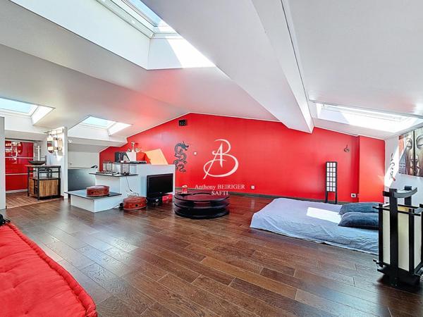 Maison d'exception d'env. 280 m2 proche commodités.