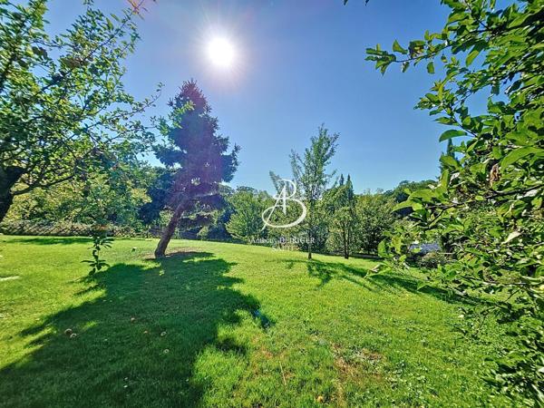 Maison d'exception d'env. 280 m2 proche commodités.