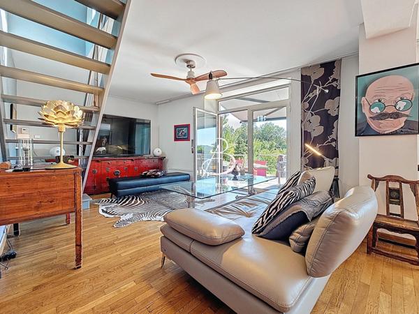 Maison d'exception d'env. 280 m2 proche commodités.