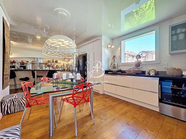 Maison d'exception d'env. 280 m2 proche commodités.