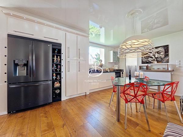 Maison d'exception d'env. 280 m2 proche commodités.