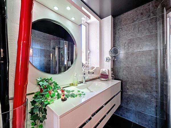 Maison d'exception d'env. 280 m2 proche commodités.