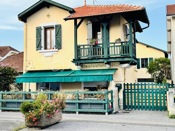 HABITER, INVESTIR ET VALORISER : UN BIEN AUX MULTIPLES POSSIBILITÉS !

Vous recherchez un bien spacieux pour votre famille, un projet immobilier avec plusieurs logements ou un investissement locatif à développer ? Cet ensemble immobilier d’environ 219 m² à Puyoô mérite toute votre attention !

Composé d’une maison et de deux appartements indépendants, ce bien offre de nombreuses possibilités d’exploitation. Les deux appartements peuvent notamment être envisagés en location longue durée ou courte durée, selon votre projet et la réglementation applicable.

Son atout majeur : la possibilité d’habiter la maison tout en générant des revenus locatifs grâce aux deux appartements. Une configuration intéressante pour un projet familial, patrimonial ou d’investissement.

UNE MAISON À GROS POTENTIEL

La propriété dispose de beaux volumes et d’une partie de la maison encore aménageable. Cet espace laisse libre cours à vos projets : création de pièces supplémentaires, espace de vie, bureau, atelier ou aménagement personnalisé.

Des travaux d’amélioration ont déjà été réalisés, avec notamment :

✔️ Électricité refaite
✔️ Isolation refaite
✔️ Climatisation réversible
✔️ Panneaux solaires

Ces équipements constituent de véritables atouts pour le confort et le potentiel de la propriété.

DES EXTÉRIEURS POUR PROFITER EN FAMILLE

Vous bénéficierez également d’espaces extérieurs appréciables :

Jardin d’environ 400 m² piscinable, idéal pour profiter des beaux jours, aménager un espace détente ou laisser les enfants jouer.

Cour intérieure d’environ 50 m², offrant un espace supplémentaire convivial et préservé.

Garage de 70m2, pratique pour stationner ou disposer d’un espace de rangement.

UN PROJET, PLUSIEURS POSSIBILITÉS !

Que vous souhaitiez :
• Habiter la maison et louer les deux appartements.
•Développer un projet de location longue durée ou courte durée.
• Installer votre famille dans un ensemble offrant de beaux volumes.
• Aménager les espaces encore disponibles selon vos envies.
• Valoriser un bien immobilier présentant plusieurs possibilités d’exploitation.

Cet ensemble immobilier offre un potentiel intéressant pour celles et ceux qui souhaitent donner vie à un projet personnalisé.

LES POINTS FORTS :
* Environ 219 m² de superficie.
* Une maison + 2 appartements indépendants.
* Potentiel de revenus locatifs.
* Jardin d’environ 400 m² piscinable.
* Cour intérieure d’environ 50 m².
* Garage de 70m2.
* Électricité et isolation refaites.
* Climatisation réversible.
* Panneaux solaires.
* Partie de la maison encore aménageable.
* Idéal pour un projet familial, patrimonial ou locatif.

📞 Contactez-moi pour découvrir ce bien à fort potentiel et organiser votre visite !