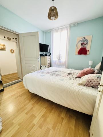 HABITER, INVESTIR ET VALORISER : UN BIEN AUX MULTIPLES POSSIBILITÉS !

Vous recherchez un bien spacieux pour votre famille, un projet immobilier avec plusieurs logements ou un investissement locatif à développer ? Cet ensemble immobilier d’environ 219 m² à Puyoô mérite toute votre attention !

Composé d’une maison et de deux appartements indépendants, ce bien offre de nombreuses possibilités d’exploitation. Les deux appartements peuvent notamment être envisagés en location longue durée ou courte durée, selon votre projet et la réglementation applicable.

Son atout majeur : la possibilité d’habiter la maison tout en générant des revenus locatifs grâce aux deux appartements. Une configuration intéressante pour un projet familial, patrimonial ou d’investissement.

UNE MAISON À GROS POTENTIEL

La propriété dispose de beaux volumes et d’une partie de la maison encore aménageable. Cet espace laisse libre cours à vos projets : création de pièces supplémentaires, espace de vie, bureau, atelier ou aménagement personnalisé.

Des travaux d’amélioration ont déjà été réalisés, avec notamment :

✔️ Électricité refaite
✔️ Isolation refaite
✔️ Climatisation réversible
✔️ Panneaux solaires

Ces équipements constituent de véritables atouts pour le confort et le potentiel de la propriété.

DES EXTÉRIEURS POUR PROFITER EN FAMILLE

Vous bénéficierez également d’espaces extérieurs appréciables :

Jardin d’environ 400 m² piscinable, idéal pour profiter des beaux jours, aménager un espace détente ou laisser les enfants jouer.

Cour intérieure d’environ 50 m², offrant un espace supplémentaire convivial et préservé.

Garage de 70m2, pratique pour stationner ou disposer d’un espace de rangement.

UN PROJET, PLUSIEURS POSSIBILITÉS !

Que vous souhaitiez :
• Habiter la maison et louer les deux appartements.
•Développer un projet de location longue durée ou courte durée.
• Installer votre famille dans un ensemble offrant de beaux volumes.
• Aménager les espaces encore disponibles selon vos envies.
• Valoriser un bien immobilier présentant plusieurs possibilités d’exploitation.

Cet ensemble immobilier offre un potentiel intéressant pour celles et ceux qui souhaitent donner vie à un projet personnalisé.

LES POINTS FORTS :
* Environ 219 m² de superficie.
* Une maison + 2 appartements indépendants.
* Potentiel de revenus locatifs.
* Jardin d’environ 400 m² piscinable.
* Cour intérieure d’environ 50 m².
* Garage de 70m2.
* Électricité et isolation refaites.
* Climatisation réversible.
* Panneaux solaires.
* Partie de la maison encore aménageable.
* Idéal pour un projet familial, patrimonial ou locatif.

📞 Contactez-moi pour découvrir ce bien à fort potentiel et organiser votre visite !