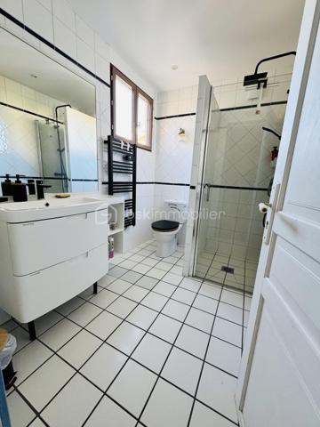 HABITER, INVESTIR ET VALORISER : UN BIEN AUX MULTIPLES POSSIBILITÉS !

Vous recherchez un bien spacieux pour votre famille, un projet immobilier avec plusieurs logements ou un investissement locatif à développer ? Cet ensemble immobilier d’environ 219 m² à Puyoô mérite toute votre attention !

Composé d’une maison et de deux appartements indépendants, ce bien offre de nombreuses possibilités d’exploitation. Les deux appartements peuvent notamment être envisagés en location longue durée ou courte durée, selon votre projet et la réglementation applicable.

Son atout majeur : la possibilité d’habiter la maison tout en générant des revenus locatifs grâce aux deux appartements. Une configuration intéressante pour un projet familial, patrimonial ou d’investissement.

UNE MAISON À GROS POTENTIEL

La propriété dispose de beaux volumes et d’une partie de la maison encore aménageable. Cet espace laisse libre cours à vos projets : création de pièces supplémentaires, espace de vie, bureau, atelier ou aménagement personnalisé.

Des travaux d’amélioration ont déjà été réalisés, avec notamment :

✔️ Électricité refaite
✔️ Isolation refaite
✔️ Climatisation réversible
✔️ Panneaux solaires

Ces équipements constituent de véritables atouts pour le confort et le potentiel de la propriété.

DES EXTÉRIEURS POUR PROFITER EN FAMILLE

Vous bénéficierez également d’espaces extérieurs appréciables :

Jardin d’environ 400 m² piscinable, idéal pour profiter des beaux jours, aménager un espace détente ou laisser les enfants jouer.

Cour intérieure d’environ 50 m², offrant un espace supplémentaire convivial et préservé.

Garage de 70m2, pratique pour stationner ou disposer d’un espace de rangement.

UN PROJET, PLUSIEURS POSSIBILITÉS !

Que vous souhaitiez :
• Habiter la maison et louer les deux appartements.
•Développer un projet de location longue durée ou courte durée.
• Installer votre famille dans un ensemble offrant de beaux volumes.
• Aménager les espaces encore disponibles selon vos envies.
• Valoriser un bien immobilier présentant plusieurs possibilités d’exploitation.

Cet ensemble immobilier offre un potentiel intéressant pour celles et ceux qui souhaitent donner vie à un projet personnalisé.

LES POINTS FORTS :
* Environ 219 m² de superficie.
* Une maison + 2 appartements indépendants.
* Potentiel de revenus locatifs.
* Jardin d’environ 400 m² piscinable.
* Cour intérieure d’environ 50 m².
* Garage de 70m2.
* Électricité et isolation refaites.
* Climatisation réversible.
* Panneaux solaires.
* Partie de la maison encore aménageable.
* Idéal pour un projet familial, patrimonial ou locatif.

📞 Contactez-moi pour découvrir ce bien à fort potentiel et organiser votre visite !