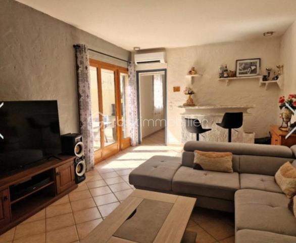 HABITER, INVESTIR ET VALORISER : UN BIEN AUX MULTIPLES POSSIBILITÉS !

Vous recherchez un bien spacieux pour votre famille, un projet immobilier avec plusieurs logements ou un investissement locatif à développer ? Cet ensemble immobilier d’environ 219 m² à Puyoô mérite toute votre attention !

Composé d’une maison et de deux appartements indépendants, ce bien offre de nombreuses possibilités d’exploitation. Les deux appartements peuvent notamment être envisagés en location longue durée ou courte durée, selon votre projet et la réglementation applicable.

Son atout majeur : la possibilité d’habiter la maison tout en générant des revenus locatifs grâce aux deux appartements. Une configuration intéressante pour un projet familial, patrimonial ou d’investissement.

UNE MAISON À GROS POTENTIEL

La propriété dispose de beaux volumes et d’une partie de la maison encore aménageable. Cet espace laisse libre cours à vos projets : création de pièces supplémentaires, espace de vie, bureau, atelier ou aménagement personnalisé.

Des travaux d’amélioration ont déjà été réalisés, avec notamment :

✔️ Électricité refaite
✔️ Isolation refaite
✔️ Climatisation réversible
✔️ Panneaux solaires

Ces équipements constituent de véritables atouts pour le confort et le potentiel de la propriété.

DES EXTÉRIEURS POUR PROFITER EN FAMILLE

Vous bénéficierez également d’espaces extérieurs appréciables :

Jardin d’environ 400 m² piscinable, idéal pour profiter des beaux jours, aménager un espace détente ou laisser les enfants jouer.

Cour intérieure d’environ 50 m², offrant un espace supplémentaire convivial et préservé.

Garage de 70m2, pratique pour stationner ou disposer d’un espace de rangement.

UN PROJET, PLUSIEURS POSSIBILITÉS !

Que vous souhaitiez :
• Habiter la maison et louer les deux appartements.
•Développer un projet de location longue durée ou courte durée.
• Installer votre famille dans un ensemble offrant de beaux volumes.
• Aménager les espaces encore disponibles selon vos envies.
• Valoriser un bien immobilier présentant plusieurs possibilités d’exploitation.

Cet ensemble immobilier offre un potentiel intéressant pour celles et ceux qui souhaitent donner vie à un projet personnalisé.

LES POINTS FORTS :
* Environ 219 m² de superficie.
* Une maison + 2 appartements indépendants.
* Potentiel de revenus locatifs.
* Jardin d’environ 400 m² piscinable.
* Cour intérieure d’environ 50 m².
* Garage de 70m2.
* Électricité et isolation refaites.
* Climatisation réversible.
* Panneaux solaires.
* Partie de la maison encore aménageable.
* Idéal pour un projet familial, patrimonial ou locatif.

📞 Contactez-moi pour découvrir ce bien à fort potentiel et organiser votre visite !