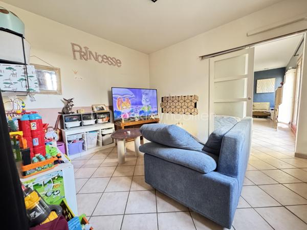 HABITER, INVESTIR ET VALORISER : UN BIEN AUX MULTIPLES POSSIBILITÉS !

Vous recherchez un bien spacieux pour votre famille, un projet immobilier avec plusieurs logements ou un investissement locatif à développer ? Cet ensemble immobilier d’environ 219 m² à Puyoô mérite toute votre attention !

Composé d’une maison et de deux appartements indépendants, ce bien offre de nombreuses possibilités d’exploitation. Les deux appartements peuvent notamment être envisagés en location longue durée ou courte durée, selon votre projet et la réglementation applicable.

Son atout majeur : la possibilité d’habiter la maison tout en générant des revenus locatifs grâce aux deux appartements. Une configuration intéressante pour un projet familial, patrimonial ou d’investissement.

UNE MAISON À GROS POTENTIEL

La propriété dispose de beaux volumes et d’une partie de la maison encore aménageable. Cet espace laisse libre cours à vos projets : création de pièces supplémentaires, espace de vie, bureau, atelier ou aménagement personnalisé.

Des travaux d’amélioration ont déjà été réalisés, avec notamment :

✔️ Électricité refaite
✔️ Isolation refaite
✔️ Climatisation réversible
✔️ Panneaux solaires

Ces équipements constituent de véritables atouts pour le confort et le potentiel de la propriété.

DES EXTÉRIEURS POUR PROFITER EN FAMILLE

Vous bénéficierez également d’espaces extérieurs appréciables :

Jardin d’environ 400 m² piscinable, idéal pour profiter des beaux jours, aménager un espace détente ou laisser les enfants jouer.

Cour intérieure d’environ 50 m², offrant un espace supplémentaire convivial et préservé.

Garage de 70m2, pratique pour stationner ou disposer d’un espace de rangement.

UN PROJET, PLUSIEURS POSSIBILITÉS !

Que vous souhaitiez :
• Habiter la maison et louer les deux appartements.
•Développer un projet de location longue durée ou courte durée.
• Installer votre famille dans un ensemble offrant de beaux volumes.
• Aménager les espaces encore disponibles selon vos envies.
• Valoriser un bien immobilier présentant plusieurs possibilités d’exploitation.

Cet ensemble immobilier offre un potentiel intéressant pour celles et ceux qui souhaitent donner vie à un projet personnalisé.

LES POINTS FORTS :
* Environ 219 m² de superficie.
* Une maison + 2 appartements indépendants.
* Potentiel de revenus locatifs.
* Jardin d’environ 400 m² piscinable.
* Cour intérieure d’environ 50 m².
* Garage de 70m2.
* Électricité et isolation refaites.
* Climatisation réversible.
* Panneaux solaires.
* Partie de la maison encore aménageable.
* Idéal pour un projet familial, patrimonial ou locatif.

📞 Contactez-moi pour découvrir ce bien à fort potentiel et organiser votre visite !