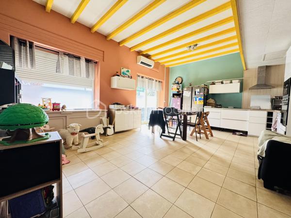 HABITER, INVESTIR ET VALORISER : UN BIEN AUX MULTIPLES POSSIBILITÉS !

Vous recherchez un bien spacieux pour votre famille, un projet immobilier avec plusieurs logements ou un investissement locatif à développer ? Cet ensemble immobilier d’environ 219 m² à Puyoô mérite toute votre attention !

Composé d’une maison et de deux appartements indépendants, ce bien offre de nombreuses possibilités d’exploitation. Les deux appartements peuvent notamment être envisagés en location longue durée ou courte durée, selon votre projet et la réglementation applicable.

Son atout majeur : la possibilité d’habiter la maison tout en générant des revenus locatifs grâce aux deux appartements. Une configuration intéressante pour un projet familial, patrimonial ou d’investissement.

UNE MAISON À GROS POTENTIEL

La propriété dispose de beaux volumes et d’une partie de la maison encore aménageable. Cet espace laisse libre cours à vos projets : création de pièces supplémentaires, espace de vie, bureau, atelier ou aménagement personnalisé.

Des travaux d’amélioration ont déjà été réalisés, avec notamment :

✔️ Électricité refaite
✔️ Isolation refaite
✔️ Climatisation réversible
✔️ Panneaux solaires

Ces équipements constituent de véritables atouts pour le confort et le potentiel de la propriété.

DES EXTÉRIEURS POUR PROFITER EN FAMILLE

Vous bénéficierez également d’espaces extérieurs appréciables :

Jardin d’environ 400 m² piscinable, idéal pour profiter des beaux jours, aménager un espace détente ou laisser les enfants jouer.

Cour intérieure d’environ 50 m², offrant un espace supplémentaire convivial et préservé.

Garage de 70m2, pratique pour stationner ou disposer d’un espace de rangement.

UN PROJET, PLUSIEURS POSSIBILITÉS !

Que vous souhaitiez :
• Habiter la maison et louer les deux appartements.
•Développer un projet de location longue durée ou courte durée.
• Installer votre famille dans un ensemble offrant de beaux volumes.
• Aménager les espaces encore disponibles selon vos envies.
• Valoriser un bien immobilier présentant plusieurs possibilités d’exploitation.

Cet ensemble immobilier offre un potentiel intéressant pour celles et ceux qui souhaitent donner vie à un projet personnalisé.

LES POINTS FORTS :
* Environ 219 m² de superficie.
* Une maison + 2 appartements indépendants.
* Potentiel de revenus locatifs.
* Jardin d’environ 400 m² piscinable.
* Cour intérieure d’environ 50 m².
* Garage de 70m2.
* Électricité et isolation refaites.
* Climatisation réversible.
* Panneaux solaires.
* Partie de la maison encore aménageable.
* Idéal pour un projet familial, patrimonial ou locatif.

📞 Contactez-moi pour découvrir ce bien à fort potentiel et organiser votre visite !