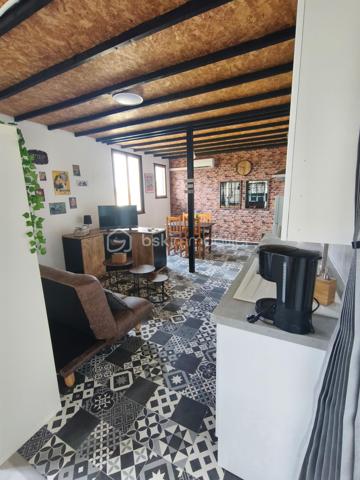 HABITER, INVESTIR ET VALORISER : UN BIEN AUX MULTIPLES POSSIBILITÉS !

Vous recherchez un bien spacieux pour votre famille, un projet immobilier avec plusieurs logements ou un investissement locatif à développer ? Cet ensemble immobilier d’environ 219 m² à Puyoô mérite toute votre attention !

Composé d’une maison et de deux appartements indépendants, ce bien offre de nombreuses possibilités d’exploitation. Les deux appartements peuvent notamment être envisagés en location longue durée ou courte durée, selon votre projet et la réglementation applicable.

Son atout majeur : la possibilité d’habiter la maison tout en générant des revenus locatifs grâce aux deux appartements. Une configuration intéressante pour un projet familial, patrimonial ou d’investissement.

UNE MAISON À GROS POTENTIEL

La propriété dispose de beaux volumes et d’une partie de la maison encore aménageable. Cet espace laisse libre cours à vos projets : création de pièces supplémentaires, espace de vie, bureau, atelier ou aménagement personnalisé.

Des travaux d’amélioration ont déjà été réalisés, avec notamment :

✔️ Électricité refaite
✔️ Isolation refaite
✔️ Climatisation réversible
✔️ Panneaux solaires

Ces équipements constituent de véritables atouts pour le confort et le potentiel de la propriété.

DES EXTÉRIEURS POUR PROFITER EN FAMILLE

Vous bénéficierez également d’espaces extérieurs appréciables :

Jardin d’environ 400 m² piscinable, idéal pour profiter des beaux jours, aménager un espace détente ou laisser les enfants jouer.

Cour intérieure d’environ 50 m², offrant un espace supplémentaire convivial et préservé.

Garage de 70m2, pratique pour stationner ou disposer d’un espace de rangement.

UN PROJET, PLUSIEURS POSSIBILITÉS !

Que vous souhaitiez :
• Habiter la maison et louer les deux appartements.
•Développer un projet de location longue durée ou courte durée.
• Installer votre famille dans un ensemble offrant de beaux volumes.
• Aménager les espaces encore disponibles selon vos envies.
• Valoriser un bien immobilier présentant plusieurs possibilités d’exploitation.

Cet ensemble immobilier offre un potentiel intéressant pour celles et ceux qui souhaitent donner vie à un projet personnalisé.

LES POINTS FORTS :
* Environ 219 m² de superficie.
* Une maison + 2 appartements indépendants.
* Potentiel de revenus locatifs.
* Jardin d’environ 400 m² piscinable.
* Cour intérieure d’environ 50 m².
* Garage de 70m2.
* Électricité et isolation refaites.
* Climatisation réversible.
* Panneaux solaires.
* Partie de la maison encore aménageable.
* Idéal pour un projet familial, patrimonial ou locatif.

📞 Contactez-moi pour découvrir ce bien à fort potentiel et organiser votre visite !