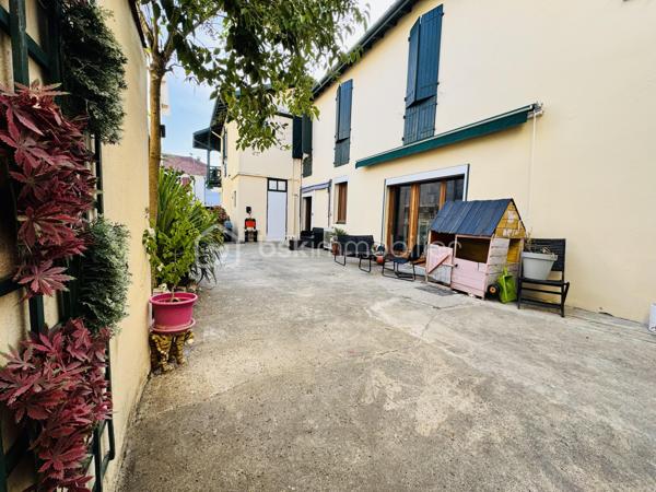 HABITER, INVESTIR ET VALORISER : UN BIEN AUX MULTIPLES POSSIBILITÉS !

Vous recherchez un bien spacieux pour votre famille, un projet immobilier avec plusieurs logements ou un investissement locatif à développer ? Cet ensemble immobilier d’environ 219 m² à Puyoô mérite toute votre attention !

Composé d’une maison et de deux appartements indépendants, ce bien offre de nombreuses possibilités d’exploitation. Les deux appartements peuvent notamment être envisagés en location longue durée ou courte durée, selon votre projet et la réglementation applicable.

Son atout majeur : la possibilité d’habiter la maison tout en générant des revenus locatifs grâce aux deux appartements. Une configuration intéressante pour un projet familial, patrimonial ou d’investissement.

UNE MAISON À GROS POTENTIEL

La propriété dispose de beaux volumes et d’une partie de la maison encore aménageable. Cet espace laisse libre cours à vos projets : création de pièces supplémentaires, espace de vie, bureau, atelier ou aménagement personnalisé.

Des travaux d’amélioration ont déjà été réalisés, avec notamment :

✔️ Électricité refaite
✔️ Isolation refaite
✔️ Climatisation réversible
✔️ Panneaux solaires

Ces équipements constituent de véritables atouts pour le confort et le potentiel de la propriété.

DES EXTÉRIEURS POUR PROFITER EN FAMILLE

Vous bénéficierez également d’espaces extérieurs appréciables :

Jardin d’environ 400 m² piscinable, idéal pour profiter des beaux jours, aménager un espace détente ou laisser les enfants jouer.

Cour intérieure d’environ 50 m², offrant un espace supplémentaire convivial et préservé.

Garage de 70m2, pratique pour stationner ou disposer d’un espace de rangement.

UN PROJET, PLUSIEURS POSSIBILITÉS !

Que vous souhaitiez :
• Habiter la maison et louer les deux appartements.
•Développer un projet de location longue durée ou courte durée.
• Installer votre famille dans un ensemble offrant de beaux volumes.
• Aménager les espaces encore disponibles selon vos envies.
• Valoriser un bien immobilier présentant plusieurs possibilités d’exploitation.

Cet ensemble immobilier offre un potentiel intéressant pour celles et ceux qui souhaitent donner vie à un projet personnalisé.

LES POINTS FORTS :
* Environ 219 m² de superficie.
* Une maison + 2 appartements indépendants.
* Potentiel de revenus locatifs.
* Jardin d’environ 400 m² piscinable.
* Cour intérieure d’environ 50 m².
* Garage de 70m2.
* Électricité et isolation refaites.
* Climatisation réversible.
* Panneaux solaires.
* Partie de la maison encore aménageable.
* Idéal pour un projet familial, patrimonial ou locatif.

📞 Contactez-moi pour découvrir ce bien à fort potentiel et organiser votre visite !