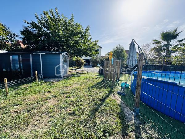 HABITER, INVESTIR ET VALORISER : UN BIEN AUX MULTIPLES POSSIBILITÉS !

Vous recherchez un bien spacieux pour votre famille, un projet immobilier avec plusieurs logements ou un investissement locatif à développer ? Cet ensemble immobilier d’environ 219 m² à Puyoô mérite toute votre attention !

Composé d’une maison et de deux appartements indépendants, ce bien offre de nombreuses possibilités d’exploitation. Les deux appartements peuvent notamment être envisagés en location longue durée ou courte durée, selon votre projet et la réglementation applicable.

Son atout majeur : la possibilité d’habiter la maison tout en générant des revenus locatifs grâce aux deux appartements. Une configuration intéressante pour un projet familial, patrimonial ou d’investissement.

UNE MAISON À GROS POTENTIEL

La propriété dispose de beaux volumes et d’une partie de la maison encore aménageable. Cet espace laisse libre cours à vos projets : création de pièces supplémentaires, espace de vie, bureau, atelier ou aménagement personnalisé.

Des travaux d’amélioration ont déjà été réalisés, avec notamment :

✔️ Électricité refaite
✔️ Isolation refaite
✔️ Climatisation réversible
✔️ Panneaux solaires

Ces équipements constituent de véritables atouts pour le confort et le potentiel de la propriété.

DES EXTÉRIEURS POUR PROFITER EN FAMILLE

Vous bénéficierez également d’espaces extérieurs appréciables :

Jardin d’environ 400 m² piscinable, idéal pour profiter des beaux jours, aménager un espace détente ou laisser les enfants jouer.

Cour intérieure d’environ 50 m², offrant un espace supplémentaire convivial et préservé.

Garage de 70m2, pratique pour stationner ou disposer d’un espace de rangement.

UN PROJET, PLUSIEURS POSSIBILITÉS !

Que vous souhaitiez :
• Habiter la maison et louer les deux appartements.
•Développer un projet de location longue durée ou courte durée.
• Installer votre famille dans un ensemble offrant de beaux volumes.
• Aménager les espaces encore disponibles selon vos envies.
• Valoriser un bien immobilier présentant plusieurs possibilités d’exploitation.

Cet ensemble immobilier offre un potentiel intéressant pour celles et ceux qui souhaitent donner vie à un projet personnalisé.

LES POINTS FORTS :
* Environ 219 m² de superficie.
* Une maison + 2 appartements indépendants.
* Potentiel de revenus locatifs.
* Jardin d’environ 400 m² piscinable.
* Cour intérieure d’environ 50 m².
* Garage de 70m2.
* Électricité et isolation refaites.
* Climatisation réversible.
* Panneaux solaires.
* Partie de la maison encore aménageable.
* Idéal pour un projet familial, patrimonial ou locatif.

📞 Contactez-moi pour découvrir ce bien à fort potentiel et organiser votre visite !