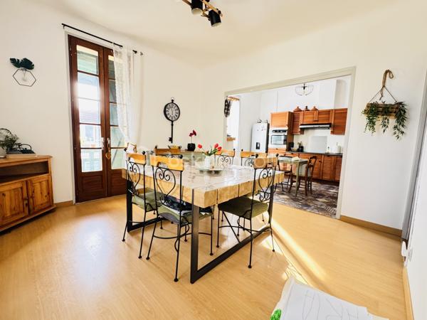 HABITER, INVESTIR ET VALORISER : UN BIEN AUX MULTIPLES POSSIBILITÉS !

Vous recherchez un bien spacieux pour votre famille, un projet immobilier avec plusieurs logements ou un investissement locatif à développer ? Cet ensemble immobilier d’environ 219 m² à Puyoô mérite toute votre attention !

Composé d’une maison et de deux appartements indépendants, ce bien offre de nombreuses possibilités d’exploitation. Les deux appartements peuvent notamment être envisagés en location longue durée ou courte durée, selon votre projet et la réglementation applicable.

Son atout majeur : la possibilité d’habiter la maison tout en générant des revenus locatifs grâce aux deux appartements. Une configuration intéressante pour un projet familial, patrimonial ou d’investissement.

UNE MAISON À GROS POTENTIEL

La propriété dispose de beaux volumes et d’une partie de la maison encore aménageable. Cet espace laisse libre cours à vos projets : création de pièces supplémentaires, espace de vie, bureau, atelier ou aménagement personnalisé.

Des travaux d’amélioration ont déjà été réalisés, avec notamment :

✔️ Électricité refaite
✔️ Isolation refaite
✔️ Climatisation réversible
✔️ Panneaux solaires

Ces équipements constituent de véritables atouts pour le confort et le potentiel de la propriété.

DES EXTÉRIEURS POUR PROFITER EN FAMILLE

Vous bénéficierez également d’espaces extérieurs appréciables :

Jardin d’environ 400 m² piscinable, idéal pour profiter des beaux jours, aménager un espace détente ou laisser les enfants jouer.

Cour intérieure d’environ 50 m², offrant un espace supplémentaire convivial et préservé.

Garage de 70m2, pratique pour stationner ou disposer d’un espace de rangement.

UN PROJET, PLUSIEURS POSSIBILITÉS !

Que vous souhaitiez :
• Habiter la maison et louer les deux appartements.
•Développer un projet de location longue durée ou courte durée.
• Installer votre famille dans un ensemble offrant de beaux volumes.
• Aménager les espaces encore disponibles selon vos envies.
• Valoriser un bien immobilier présentant plusieurs possibilités d’exploitation.

Cet ensemble immobilier offre un potentiel intéressant pour celles et ceux qui souhaitent donner vie à un projet personnalisé.

LES POINTS FORTS :
* Environ 219 m² de superficie.
* Une maison + 2 appartements indépendants.
* Potentiel de revenus locatifs.
* Jardin d’environ 400 m² piscinable.
* Cour intérieure d’environ 50 m².
* Garage de 70m2.
* Électricité et isolation refaites.
* Climatisation réversible.
* Panneaux solaires.
* Partie de la maison encore aménageable.
* Idéal pour un projet familial, patrimonial ou locatif.

📞 Contactez-moi pour découvrir ce bien à fort potentiel et organiser votre visite !