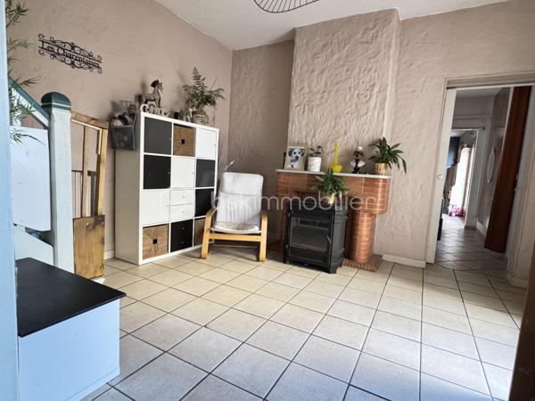 HABITER, INVESTIR ET VALORISER : UN BIEN AUX MULTIPLES POSSIBILITÉS !

Vous recherchez un bien spacieux pour votre famille, un projet immobilier avec plusieurs logements ou un investissement locatif à développer ? Cet ensemble immobilier d’environ 219 m² à Puyoô mérite toute votre attention !

Composé d’une maison et de deux appartements indépendants, ce bien offre de nombreuses possibilités d’exploitation. Les deux appartements peuvent notamment être envisagés en location longue durée ou courte durée, selon votre projet et la réglementation applicable.

Son atout majeur : la possibilité d’habiter la maison tout en générant des revenus locatifs grâce aux deux appartements. Une configuration intéressante pour un projet familial, patrimonial ou d’investissement.

UNE MAISON À GROS POTENTIEL

La propriété dispose de beaux volumes et d’une partie de la maison encore aménageable. Cet espace laisse libre cours à vos projets : création de pièces supplémentaires, espace de vie, bureau, atelier ou aménagement personnalisé.

Des travaux d’amélioration ont déjà été réalisés, avec notamment :

✔️ Électricité refaite
✔️ Isolation refaite
✔️ Climatisation réversible
✔️ Panneaux solaires

Ces équipements constituent de véritables atouts pour le confort et le potentiel de la propriété.

DES EXTÉRIEURS POUR PROFITER EN FAMILLE

Vous bénéficierez également d’espaces extérieurs appréciables :

Jardin d’environ 400 m² piscinable, idéal pour profiter des beaux jours, aménager un espace détente ou laisser les enfants jouer.

Cour intérieure d’environ 50 m², offrant un espace supplémentaire convivial et préservé.

Garage de 70m2, pratique pour stationner ou disposer d’un espace de rangement.

UN PROJET, PLUSIEURS POSSIBILITÉS !

Que vous souhaitiez :
• Habiter la maison et louer les deux appartements.
•Développer un projet de location longue durée ou courte durée.
• Installer votre famille dans un ensemble offrant de beaux volumes.
• Aménager les espaces encore disponibles selon vos envies.
• Valoriser un bien immobilier présentant plusieurs possibilités d’exploitation.

Cet ensemble immobilier offre un potentiel intéressant pour celles et ceux qui souhaitent donner vie à un projet personnalisé.

LES POINTS FORTS :
* Environ 219 m² de superficie.
* Une maison + 2 appartements indépendants.
* Potentiel de revenus locatifs.
* Jardin d’environ 400 m² piscinable.
* Cour intérieure d’environ 50 m².
* Garage de 70m2.
* Électricité et isolation refaites.
* Climatisation réversible.
* Panneaux solaires.
* Partie de la maison encore aménageable.
* Idéal pour un projet familial, patrimonial ou locatif.

📞 Contactez-moi pour découvrir ce bien à fort potentiel et organiser votre visite !