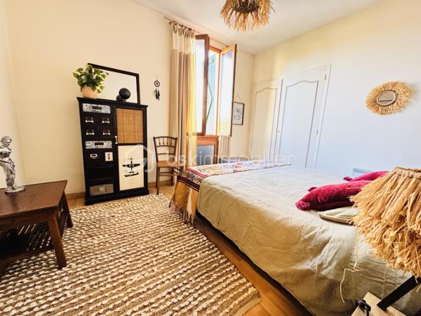 HABITER, INVESTIR ET VALORISER : UN BIEN AUX MULTIPLES POSSIBILITÉS !

Vous recherchez un bien spacieux pour votre famille, un projet immobilier avec plusieurs logements ou un investissement locatif à développer ? Cet ensemble immobilier d’environ 219 m² à Puyoô mérite toute votre attention !

Composé d’une maison et de deux appartements indépendants, ce bien offre de nombreuses possibilités d’exploitation. Les deux appartements peuvent notamment être envisagés en location longue durée ou courte durée, selon votre projet et la réglementation applicable.

Son atout majeur : la possibilité d’habiter la maison tout en générant des revenus locatifs grâce aux deux appartements. Une configuration intéressante pour un projet familial, patrimonial ou d’investissement.

UNE MAISON À GROS POTENTIEL

La propriété dispose de beaux volumes et d’une partie de la maison encore aménageable. Cet espace laisse libre cours à vos projets : création de pièces supplémentaires, espace de vie, bureau, atelier ou aménagement personnalisé.

Des travaux d’amélioration ont déjà été réalisés, avec notamment :

✔️ Électricité refaite
✔️ Isolation refaite
✔️ Climatisation réversible
✔️ Panneaux solaires

Ces équipements constituent de véritables atouts pour le confort et le potentiel de la propriété.

DES EXTÉRIEURS POUR PROFITER EN FAMILLE

Vous bénéficierez également d’espaces extérieurs appréciables :

Jardin d’environ 400 m² piscinable, idéal pour profiter des beaux jours, aménager un espace détente ou laisser les enfants jouer.

Cour intérieure d’environ 50 m², offrant un espace supplémentaire convivial et préservé.

Garage de 70m2, pratique pour stationner ou disposer d’un espace de rangement.

UN PROJET, PLUSIEURS POSSIBILITÉS !

Que vous souhaitiez :
• Habiter la maison et louer les deux appartements.
•Développer un projet de location longue durée ou courte durée.
• Installer votre famille dans un ensemble offrant de beaux volumes.
• Aménager les espaces encore disponibles selon vos envies.
• Valoriser un bien immobilier présentant plusieurs possibilités d’exploitation.

Cet ensemble immobilier offre un potentiel intéressant pour celles et ceux qui souhaitent donner vie à un projet personnalisé.

LES POINTS FORTS :
* Environ 219 m² de superficie.
* Une maison + 2 appartements indépendants.
* Potentiel de revenus locatifs.
* Jardin d’environ 400 m² piscinable.
* Cour intérieure d’environ 50 m².
* Garage de 70m2.
* Électricité et isolation refaites.
* Climatisation réversible.
* Panneaux solaires.
* Partie de la maison encore aménageable.
* Idéal pour un projet familial, patrimonial ou locatif.

📞 Contactez-moi pour découvrir ce bien à fort potentiel et organiser votre visite !