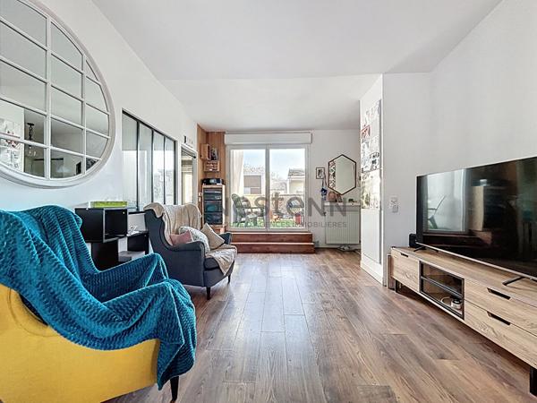 Appartement VAL POMPADOUR (limite CRETEIL) 3 pièces dernier étage avec terrasses et box!